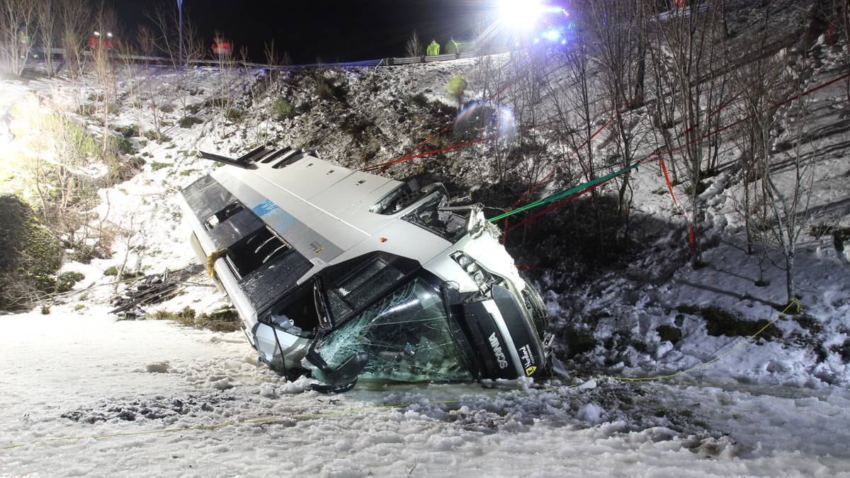Sluttposisjonen til bussen ved ulykkesstedet på E10, med høyre front i Åsvatnet.