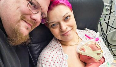 en mann og en kvinne som holder en baby (Bildebeskrivelsen er laget av en KI-tjeneste)