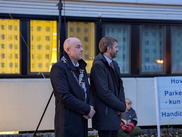 Lærdalsordførar Audun Mo hadde besøk at partifelle og helseminister Jan Christian Vestre tidlegare i haust , og er skuffa over at Lærdal sjukehus ikkje vart løfta fram i budsjettprosessen.