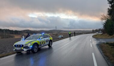 Lokale nyheter, Indre Østfold | Trafikkuhell: Bil havnet på jorde