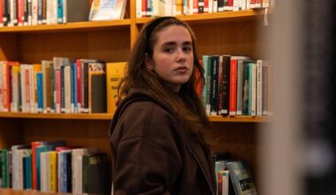 18 år gamle Mariam Kara Ali frå Greåker i Sarpsborg har gitt ut ei diktsamling – NRK Østfold – Lokale nyheter, TV og radio