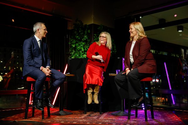 Oslo 20251215. 
Finansminister Jens Stoltenberg (f.v.), Solveig Kloppen og arbeids- og inkluderingsminister
Kjersti Stenseng under en live-innspilling av en podkast for 