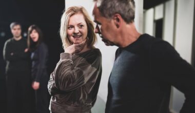 «Han andre» ved Nationaltheatret – Anmeldelser og anbefalinger