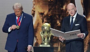 Gianni Infantino leser opp fra et diplom etter å ha gitt Fifas fredspris til Donald Trump