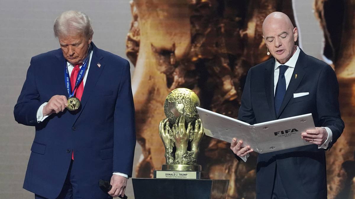 Gianni Infantino leser opp fra et diplom etter å ha gitt Fifas fredspris til Donald Trump