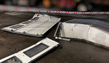 Bildet viser ødelagte deler av en port som ligger på bakken i Rauma. Skadene framstår som betydelige, med flere biter av taket bøyd og vridd. I bakgrunnen er det politibånd som markerer området, og det er svake lys fra kjøretøy synlig.