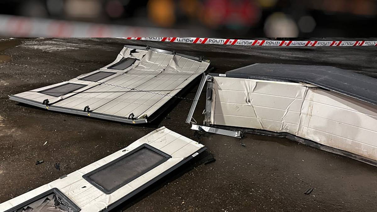 Bildet viser ødelagte deler av en port som ligger på bakken i Rauma. Skadene framstår som betydelige, med flere biter av taket bøyd og vridd. I bakgrunnen er det politibånd som markerer området, og det er svake lys fra kjøretøy synlig.