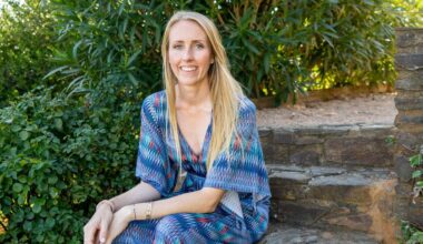 en person som sitter på en steintrapp