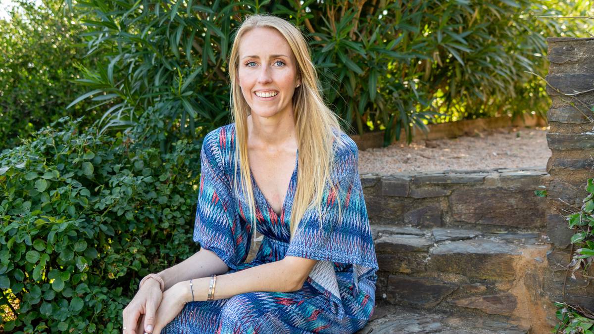 en person som sitter på en steintrapp