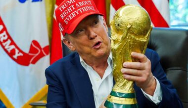 Trump som holder FIFA-trofeet.