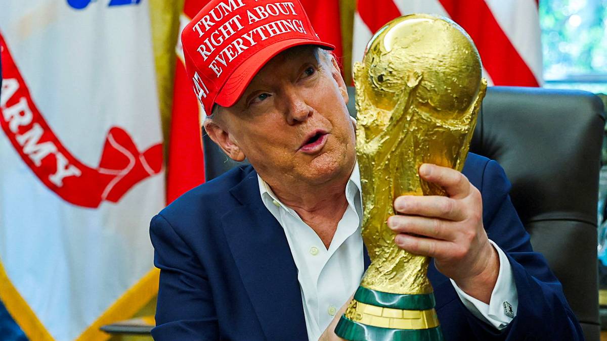 Trump som holder FIFA-trofeet.