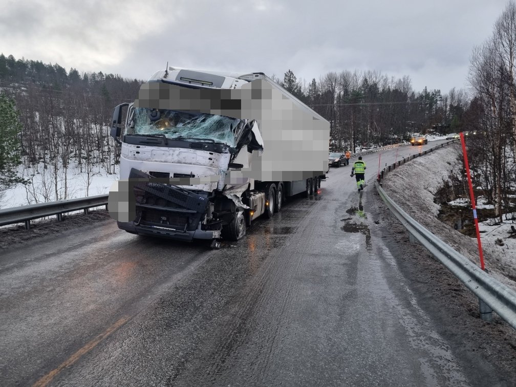 Trafikk, Blålys | Trailere kolliderte front mot front på E6