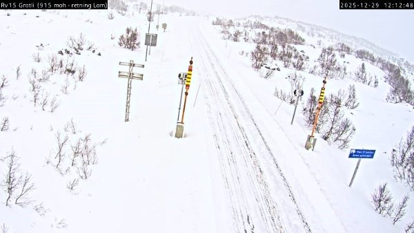 FAREVARSEL: Riksvei 15 i retning Lom mandag klokka 12. Farevarselet om snøfokk gjelder blant annet for Strynefjellet.