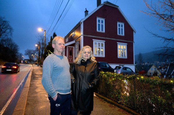 Beate Hope og Erik Nilsen samt noen av naboene på Wergeland kan få husene sine revet fordi det skal bygges ny sykkelvei forbi. De mener det er helt unødvendig og at husene bare kan flyttes noen meter bakover.
