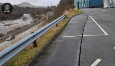 Sprekken i asfalten er på ein veg eit lite stykke over E39 ved Kongeparken på Ålgård