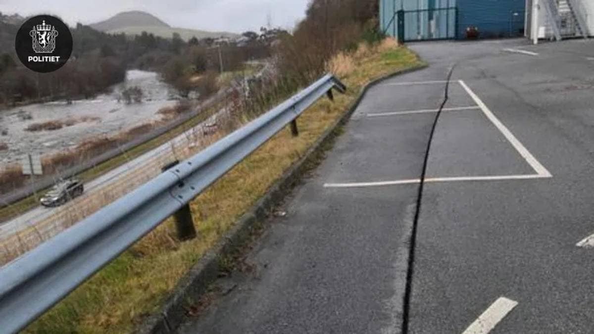 Sprekken i asfalten er på ein veg eit lite stykke over E39 ved Kongeparken på Ålgård