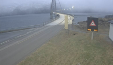 Vær, Alstahaug | Stiv kuling slår inn over hele kysten på Helgeland – innlandet slipper unna