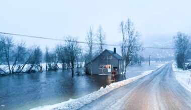Et hus står i vann etter at Beiarelva har flommet over sine grenser