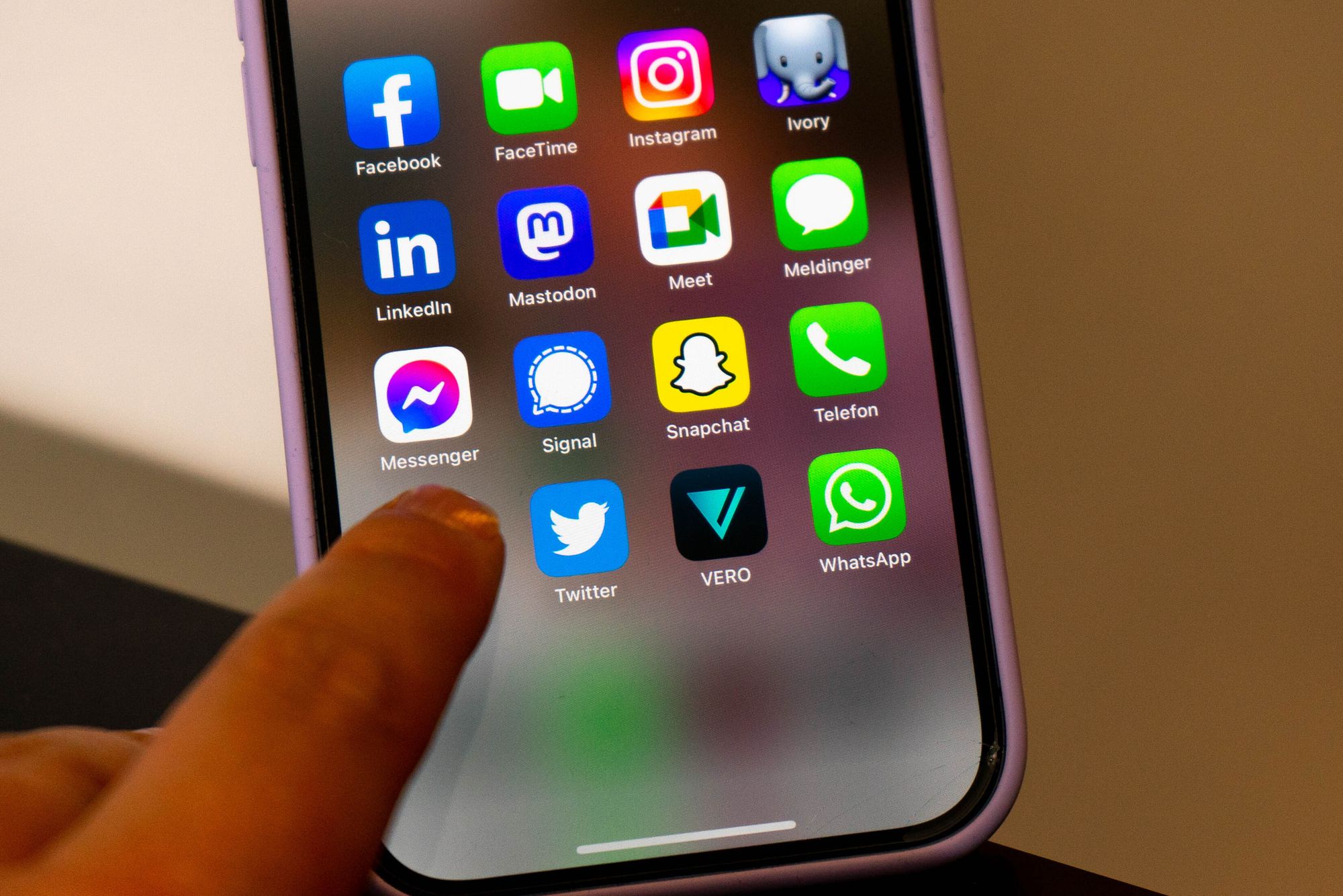 EØS-ekspert Stian Øby Johansen ved Universitetet i Oslo, mener forslaget om 15-årsgrense på sosiale medier må legges i en skuff.