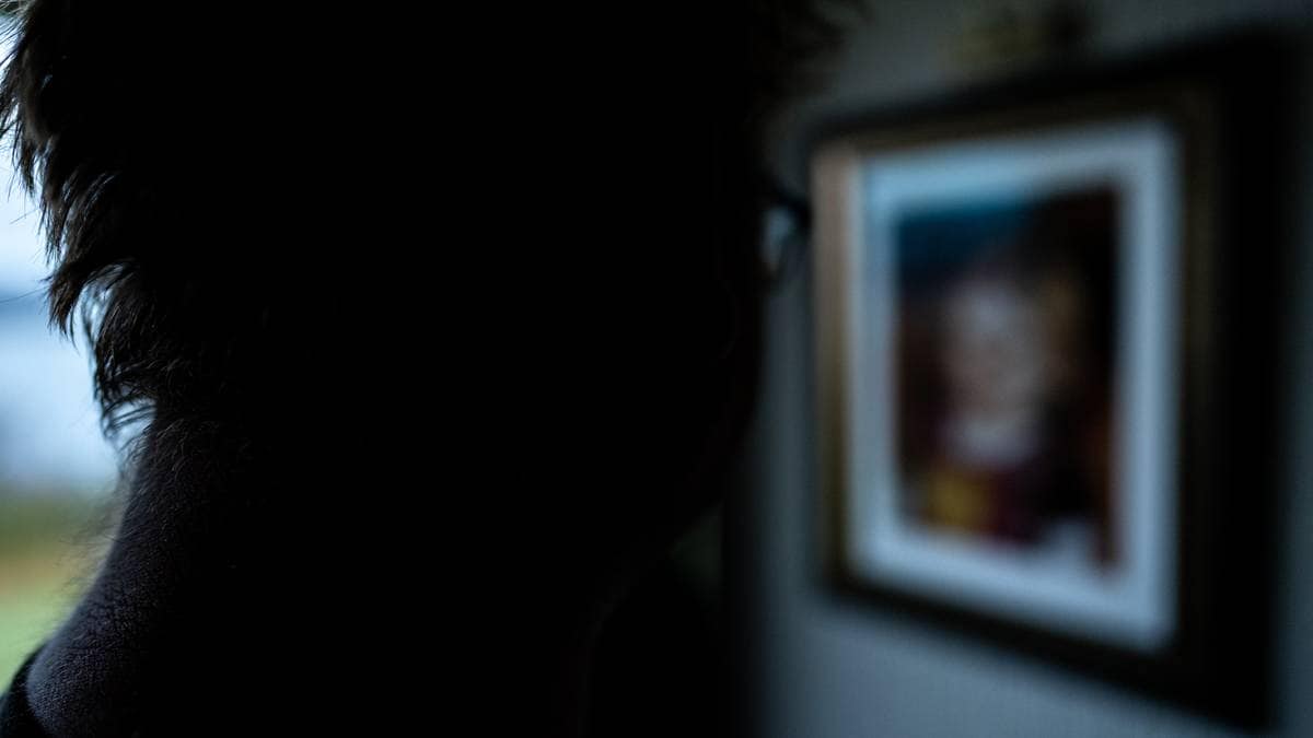 en person som ser på et bilde