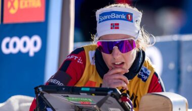 Karoline Simpson-Larsen ser på en skjerm