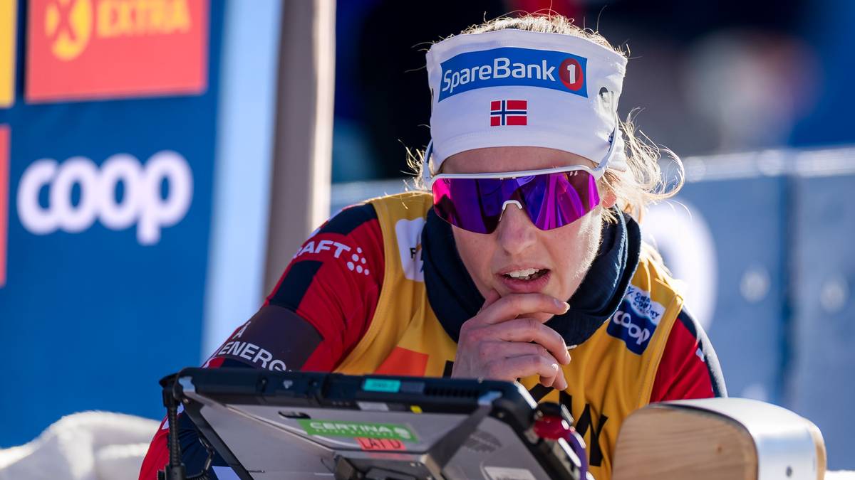 Karoline Simpson-Larsen ser på en skjerm