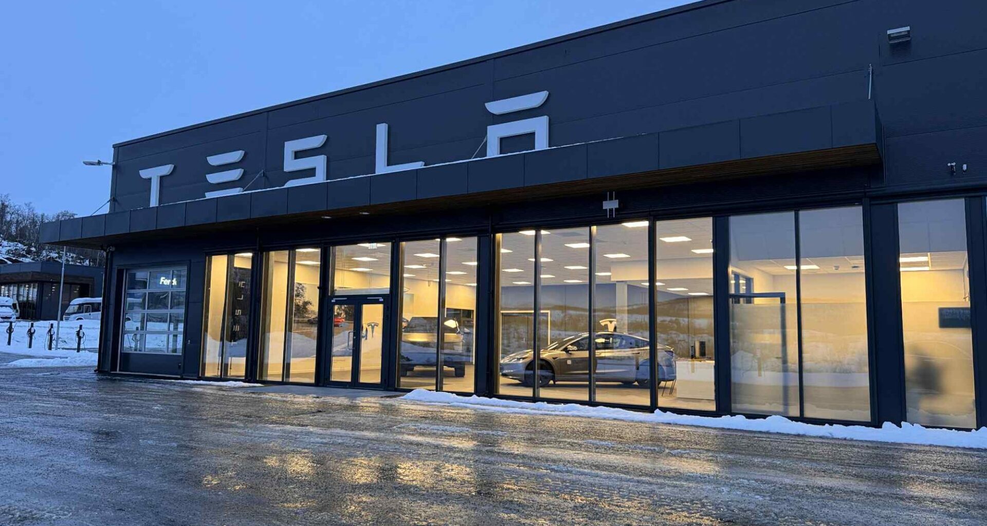 Trafikk, Næringsliv | Nå ruller endelig bilene inn hos Tesla: – Har også Cybertruck