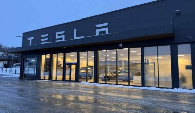 Trafikk, Næringsliv | Nå ruller endelig bilene inn hos Tesla: – Har også Cybertruck