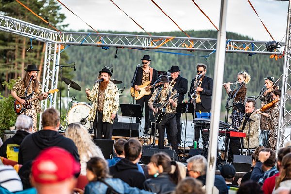 Fiskerhytta: Har blitt for liten for det populære Vazelina cover-bandet Tipping for'n Far. Foto fra sommerkonserten 2022.