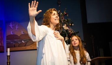 Religion, Kultur | Oda (snart 12) og mamma Trine spiller engler på julaften