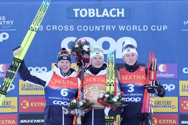 Toblach, Italia 20251228. 
Lars Heggen t.v.  Johannes Høsflot Klæbo og Oscar Vike  etter sprint finaler i Toblach.
Foto: Terje Pedersen / NTB