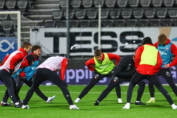 Bodø 20251130. 
Fredrikstads Jóannes Bjartalíd varmer opp før eliteseriekampen i fotball mellom Bodø/Glimt og Fredrikstad på Aspmyra stadion.
Foto: Mats Torbergsen / NTB
