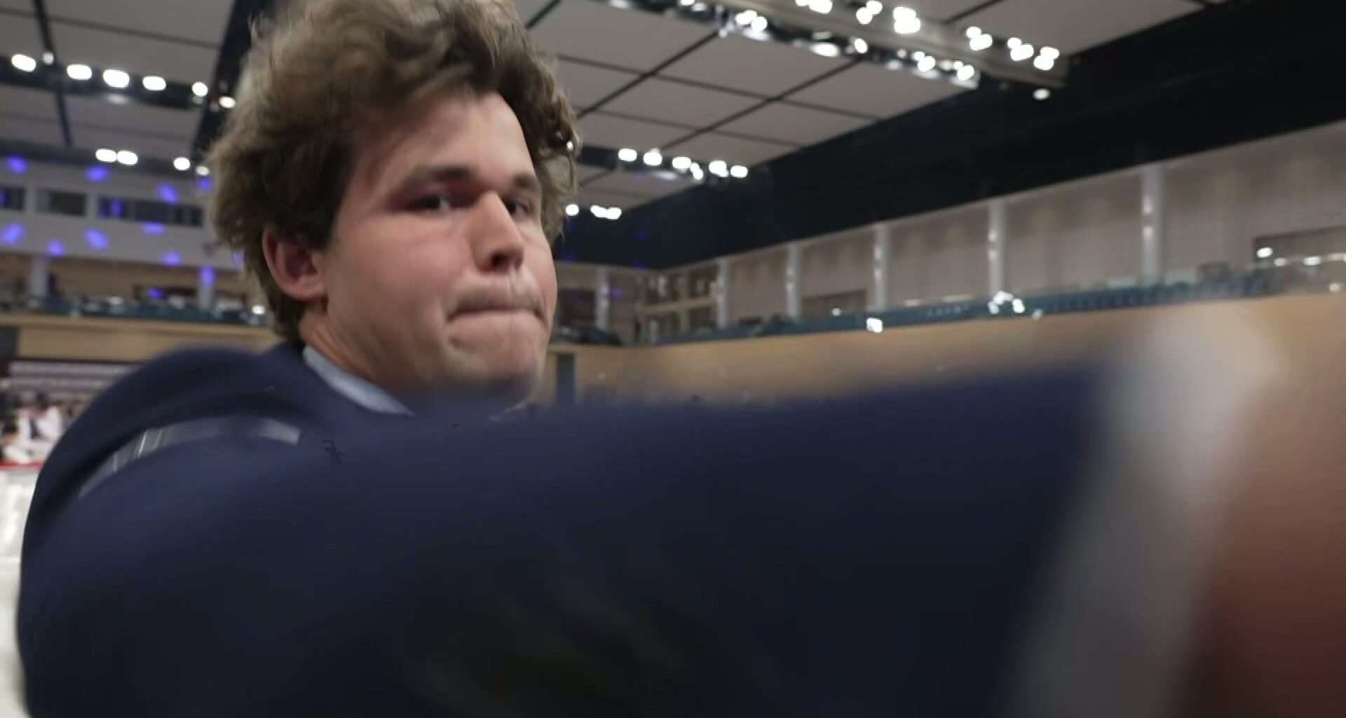 Frustrert Magnus Carlsen dyttet bort kamera – NRK Sjakk