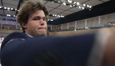 Frustrert Magnus Carlsen dyttet bort kamera – NRK Sjakk