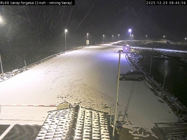 KRAFTIG VIND: Værøy fergekai mandag morgen. Værvarselet forteller om vind på 17 meter i sekundet, 26 i kastene.