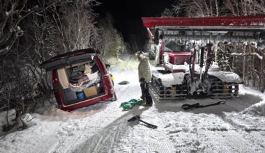 En turist kjørte seg fast i en snøskuterløype i Gargia i Alta kommune i desember 2025.