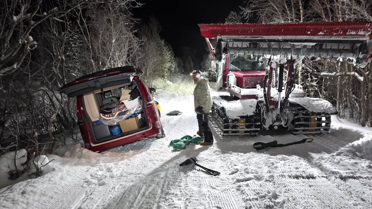 En turist kjørte seg fast i en snøskuterløype i Gargia i Alta kommune i desember 2025.