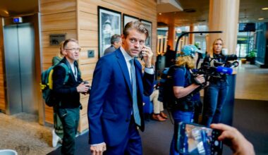 Peter Christian Frølich snakker i mobiltelefon