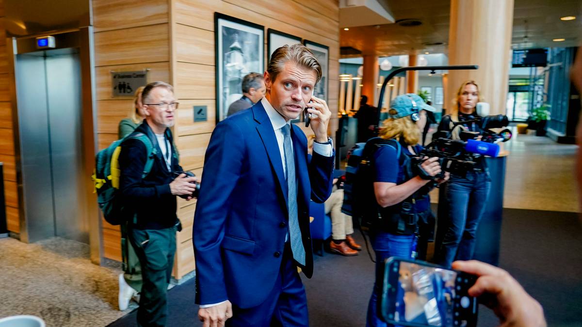 Peter Christian Frølich snakker i mobiltelefon