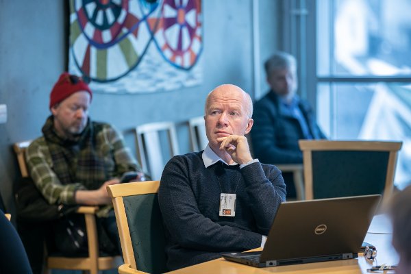 Videokonferanse med Erna Solberg og tre andre kommuner. Ordfører Gunnar Wilhelmsen . Fungerende kommunedirektør Mari Enoksen Hult, fungerende avdelingsdirektør Margrethe Kristiansen og smittevernoverlege Trond Brattland deltok også på møtet med statsministeren. Torgrim Rath Olsen