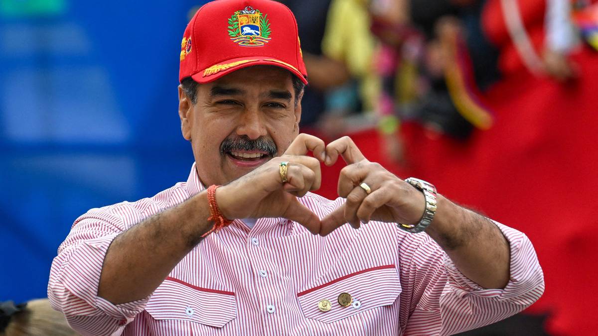 Nicolas Maduro gjør hjertetegn
