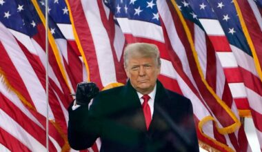 Daværende president Donald Trump knytter neven under talen han holdt før kongresstormingen 6. januar.