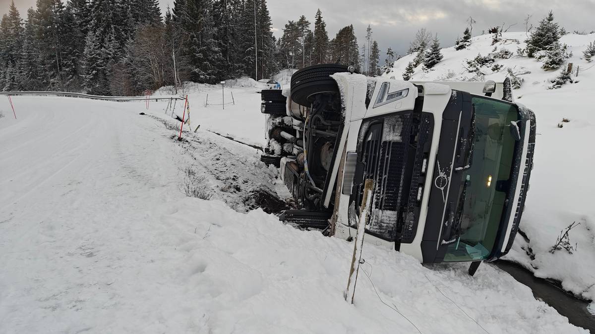 En gruppe militære stridsvogner i snøen (Bildebeskrivelsen er laget av en KI-tjeneste)