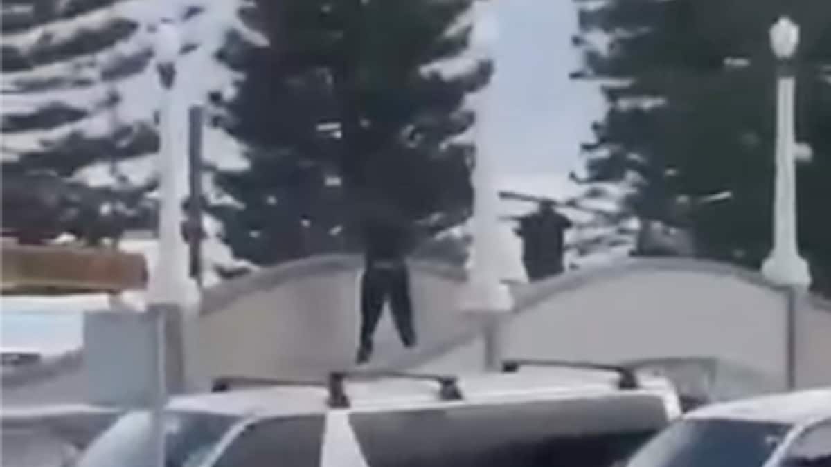 Personer i mørke klær på gangbro