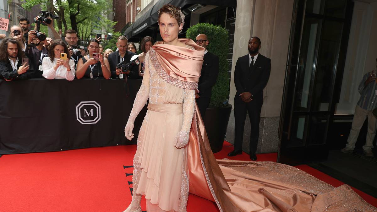 Gustav Magnar Witzøe på Met-gallaen i en lakserosa kjole.
