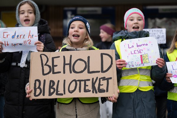 Mina, Ingvild og Ella demonstrerer mot nedleggelse av Landås bibliotek.