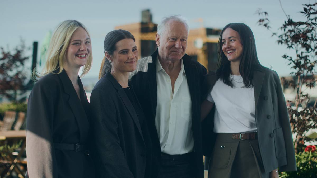 Elle Fanning, Inga Ibsdotter Lilleaas, Stellan Skarsgård og Renate Reinsve poserer for et bilde.