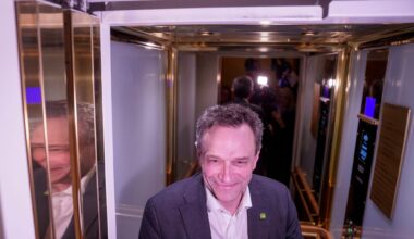 Arild Hermstad og MDG skryter på seg gjennomslag om nasjonalt månedskort. Men det som står i budsjettet, er at mulighetene skal utredes.