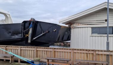 Hvalerfergen har brast inn i bygg