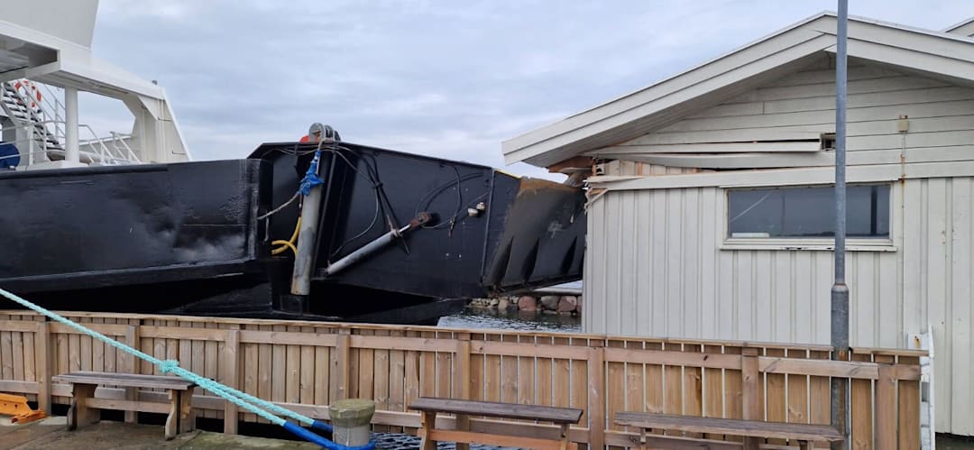 Hvalerfergen har brast inn i bygg